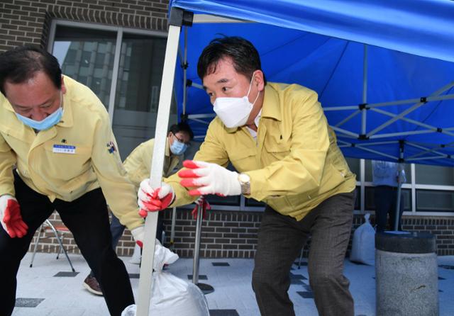 태풍 '바비' 북상으로 27일 수도권이 직접 영향권에 들 것으로 예보되자 서정협(사진 오른쪽) 서울시 권한대행이 26일 오후 서울 마포구 실외 선별진료소를 찾아 대기 텐트를 철거하고 있다. 서 권한대행은 이날 아현2구역 공사현장과 월드컵 대교 등을 방문해 안전을 점검했다. 서울시 제공