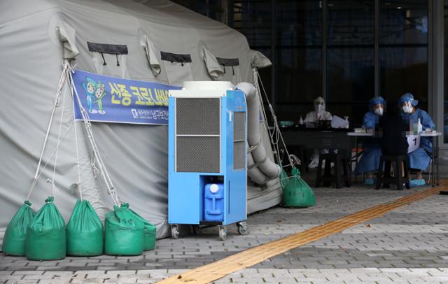 제8호 태풍 '바비'가 북상 중인 26일 오후 광주 남구청에 마련된 코로나19 선별진료소에 모래주머니가 설치돼 있다. 광주=연합뉴스