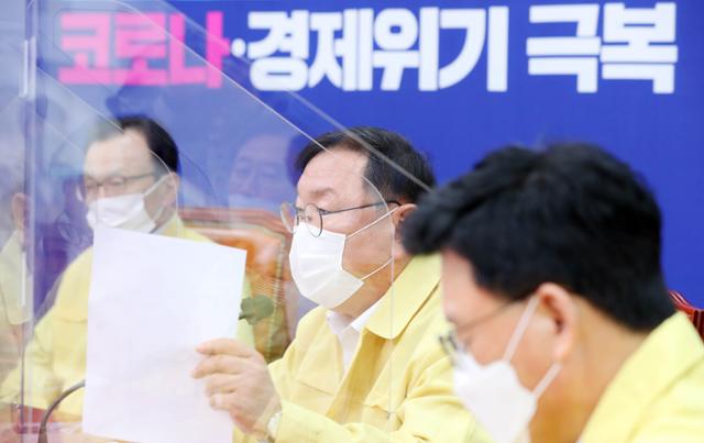 김태년 더불어민주당 원내대표가 26일 오전 서울 여의도 국회에서 열린 더불어민주당 최고위원회의에서 발언하고 있다. 뉴스1