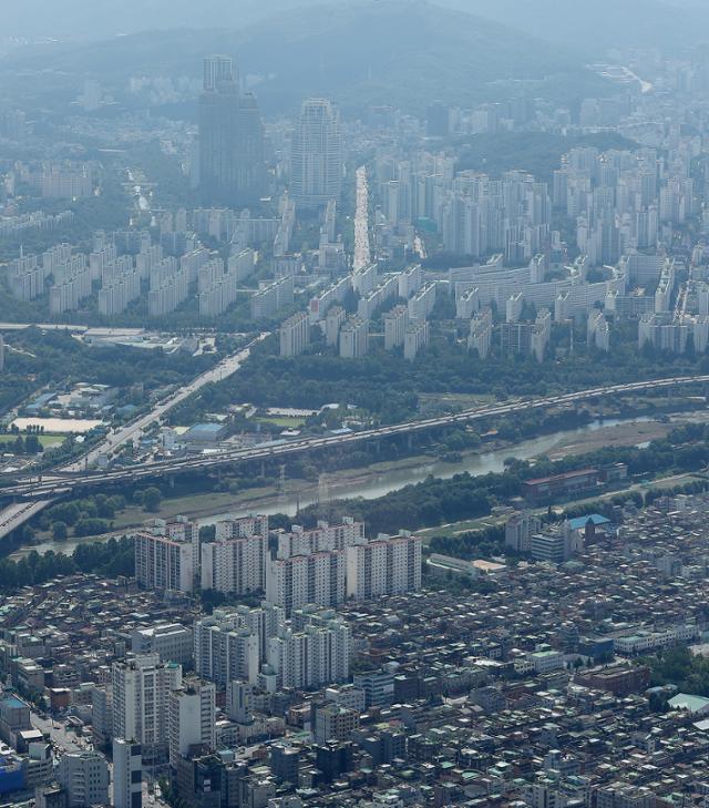 지난 23일 서울 송파구 롯데월드타워 서울스카이에서 바라본 강남권 아파트단지. 뉴스1