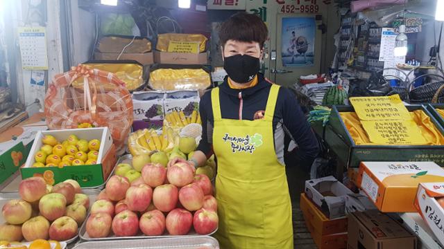 구미새마을중앙시장에서 12년째 과일장사를 하는 이승예 씨가 이런 불경기는 처음이라며 어려움을 호소하고 있다. 박용기 기자