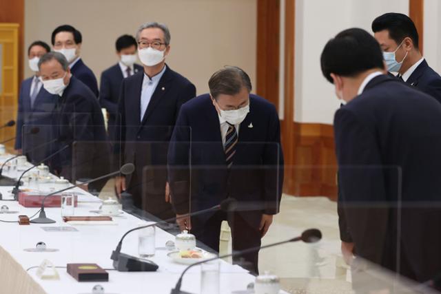 문재인 대통령이 27일 청와대 본관에서 열린 한국 개신교회 지도자 초청 간담회에 참석하며 인사를 하고 있다. 청와대사진기자단