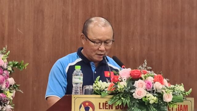 박항서 베트남 축구대표팀 감독이 27일 베트남 축구협회에서 현지 축구계에서는 외국인 최초로 2급 노동훈장을 받은 후 소감을 밝히고 있다. 박 감독은 지난해 12월 필리핀에서 열린 제30회 동남아시안(SEA)게임에서 베트남 축구대표팀이 60년 만에 처음으로 금메달을 목에 거는 데 혁혁한 공을 세운 것을 인정받았다. 연합뉴스