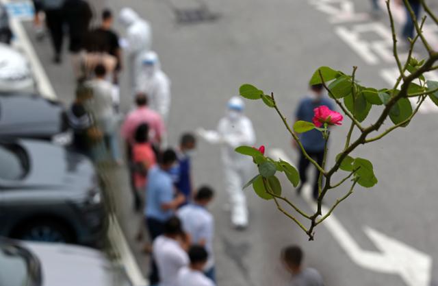 신종 코로나바이러스 감염증이 확산하고 있는 27일 광주 동구보건소 선별진료소에서 의료진이 코로나19 검사를 받는 시민들의 접수를 돕고 있다. 연합뉴스