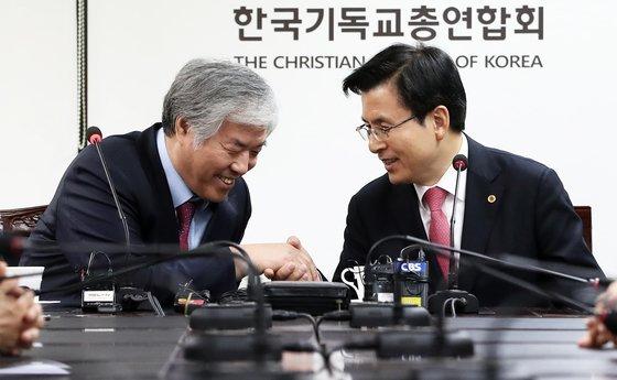 황교안 자유한국당 대표가 지난 2019년 3월 20일 한국기독교연합회관에서 전광훈 한국기독교총연합회장과 악수를 나누고 있다. 뉴스1