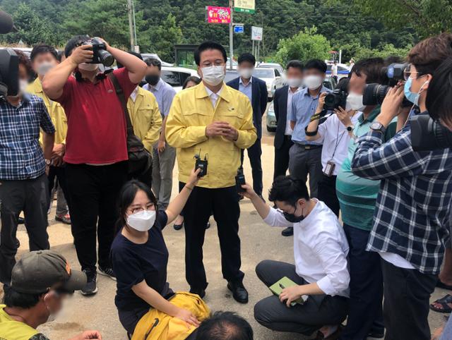 원주시가 신림면 황둔리 치악산황둔청소년수련원을 코로나19 경증 확진자들을 수용하는 생활치료센터로 운영키로 해 지역 주민들이 27일 실력 저지에 나서자 원창묵 시장이 경위를 설명하고 있다. 연합뉴스