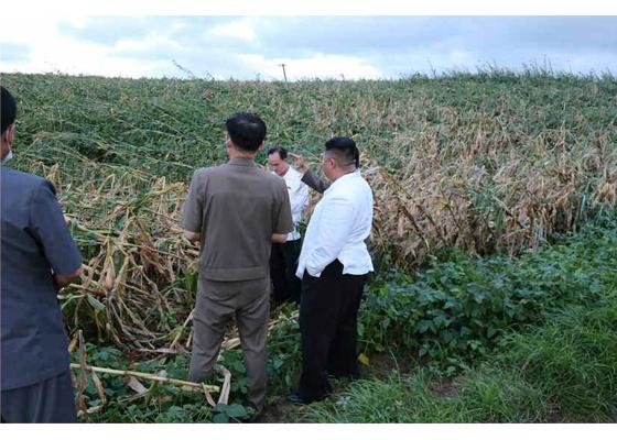 북한 김정은 국무위원장이 제8호 태풍 '바비'가 지나간 황해남도의 태풍 피해지역을 찾아 피해 상황을 점검했다고 노동신문이이 28일 보도했다. 뉴시스. 노동신문 캡처