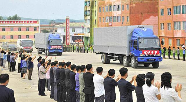 김정은 북한 국무위원장이 황해북도 은파군인민병원과 은파군 대청리 주민들에게 보낸 의약품이 15일 군 소재지에 도착했다고 17일 노동신문이 1면에 보도했다. 현장에서는 궁혜영 은파군 당위원장이 전달사를 낭독했다. 사진은 '멸사복무'라고 적힌 선물트럭이 진입하고 주민들이 환호하는 모습. 연합뉴스