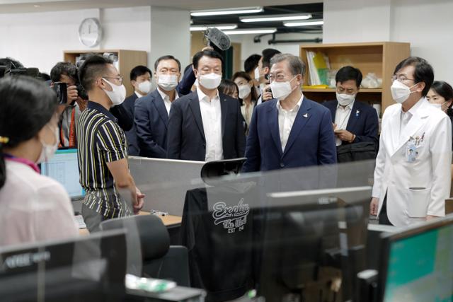 문재인 대통령이 28일 서울 중구 국립중앙의료원 수도권 병상 공동대응 상황실을 방문, 신종 코로나바이러스 감염증(코로나19) 현장대응팀의 사무실을 방문하여 격려하고 있다. 2020.08.28 청와대사진기자단 / 왕태석 선임기자