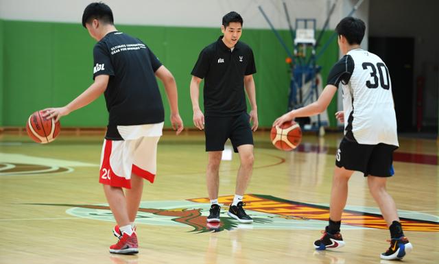 김동욱 SK 유소년 코치가 유망주 선수들을 지도하고 있다. KBL 제공