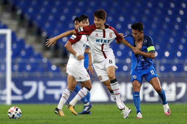 서울 기성용이 30일 욹산 문수축구경기장에서 열린 하나원큐 K리그1 2020 18라운드 울산과의 경기에 출전해 울산 신진호와 경합을 벌이고 있다. 프로축구연맹 제공