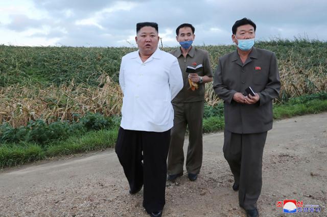 김정은 북한 국무위원장이 27일 새벽 태풍 바비가 지나간 황해남도 지역을 방문한 모습을 28일 조선중앙통신이 공개했다. 평양=조선중앙통신 연합뉴스