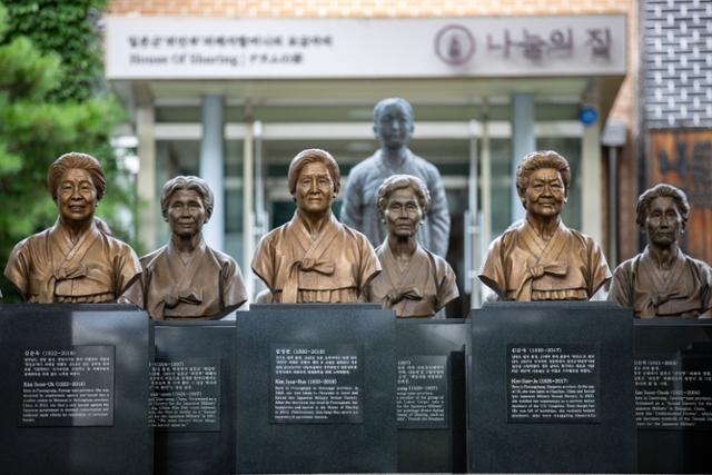 세계 일본군 위안부 기림일을 하루 앞둔 지난 13일 오후 경기도 광주시 퇴촌면 나눔의 집에 세상을 먼저 떠난 할머니들의 흉상이 세워져 있다. 뉴스1