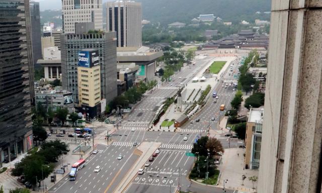 신종 코로나바이러스 감염증(코로나19) 재확산 여파로 수도권에 ‘사회적 거리두기’ 2.5단계가 시작된 30일 서울 광화문 도심이 한산한 모습을 보이고 있다. 뉴시스