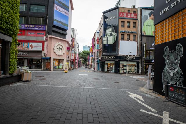 신종 코로나바이러스 감염증(코로나19)이 재확산되고 있는 30일 서울 명동거리가 한산하다. 뉴스1