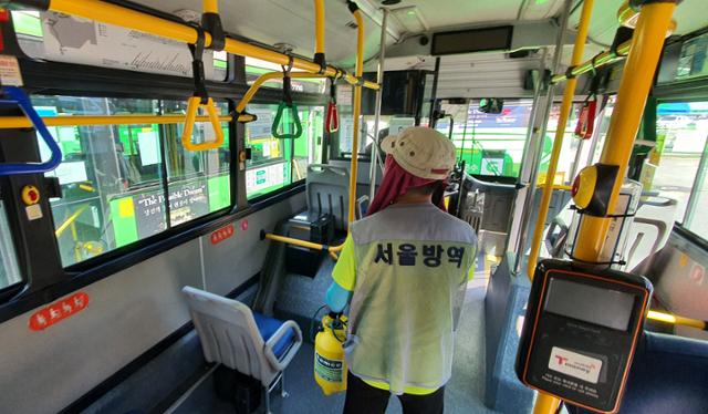 방역관계자가 서울의 한 시내버스 내부를 소독하고 있다. 연합뉴스