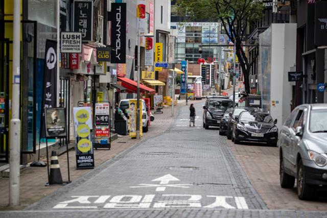 신종 코로나바이러스 감염증(코로나19)이 재확산되고 있는 30일 서울 명동거리가 한산하다. 뉴스1