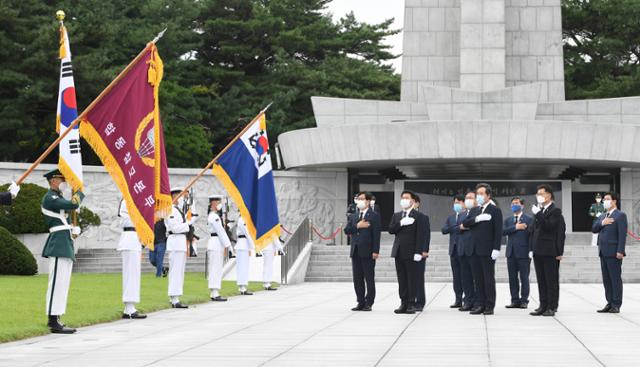 이낙연 더불어민주당 대표가 31일 서울 동작구 국립현충원을 방문해 참배를 하고 있다. 뉴스1