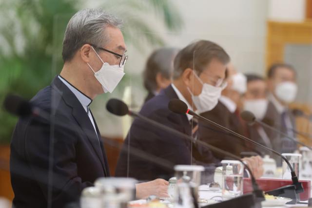 김태영 한국교회총연합 공동대표(왼쪽)가 27일 청와대에서 열린 한국 개신교회 지도자 초청 간담회에서 발언하고 있다. 한국일보 자료사진