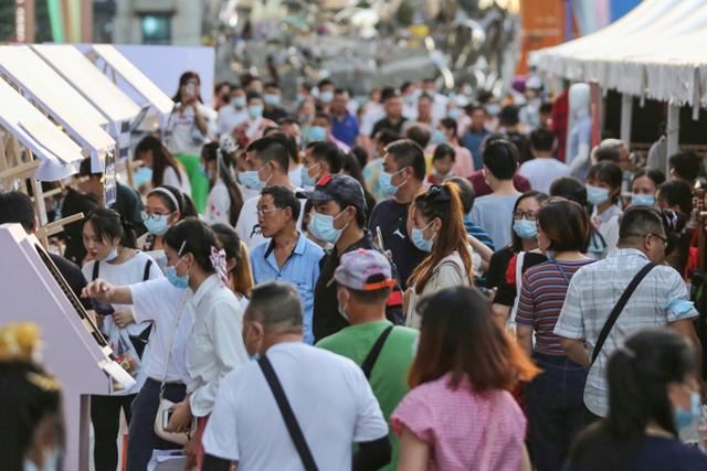 27일 우한야시장이 북적이며 활기를 띄고 있다. 우한=AFP 연합뉴스