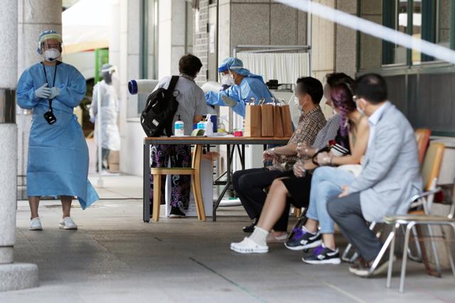 수도권에 코로나19 집단 감염이 이어지는 가운데 31일 서울 동작구보건소에 마련된 선별진료소에서 의료진이 분주하게 움직이고 있다. 뉴스1