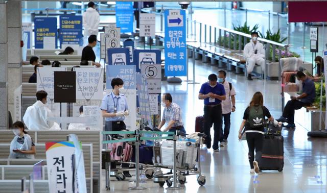 지난 11일 오후 인천국제공항에서 입국객들이 공항 건물을 나서고 있다. 인천=연합뉴스