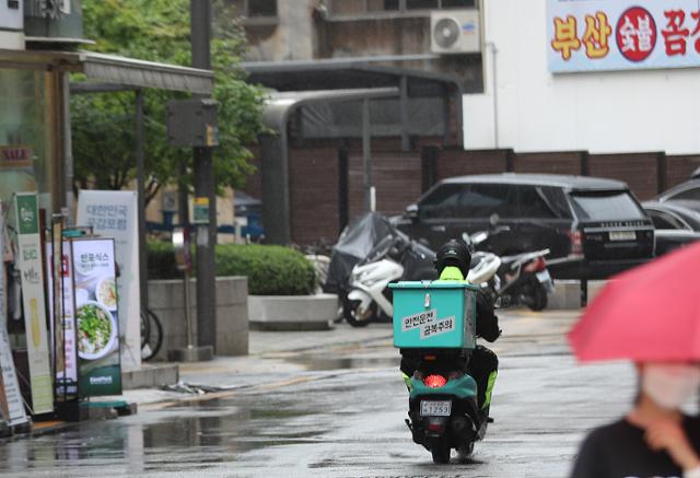 29일 오전 코로나19 재확산 여파로 한산한 서울 광화문 일대에 배달 오토바이만 분주해 보인다. 연합뉴스