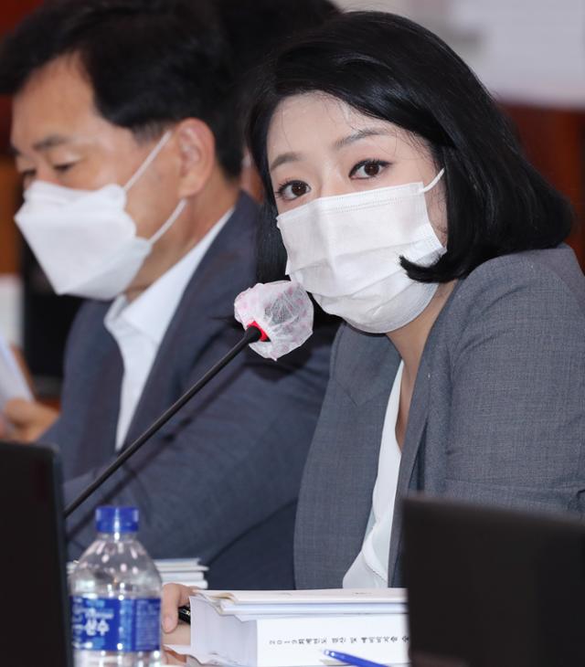 배현진(오른쪽) 미래통합당 의원이 25일 국회 문화체육관광위원회 전체회의에서 박양우 문화체육관광부 장관에게 자료제출을 요구하고 있다. 뉴스1