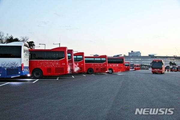 정부세종청사 주차장에 통근버스가 주차돼 있다. 뉴시스