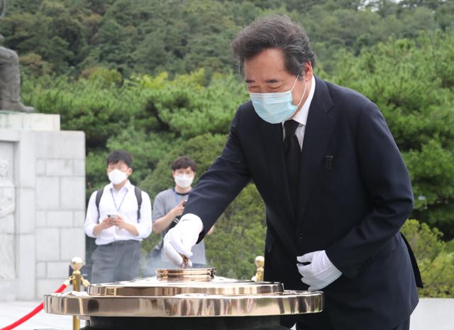 이낙연 더불어민주당 대표가 31일 오후 서울 동작구 국립현충원을 방문해 현충탑에서 참배를 하고 있다. 뉴시스