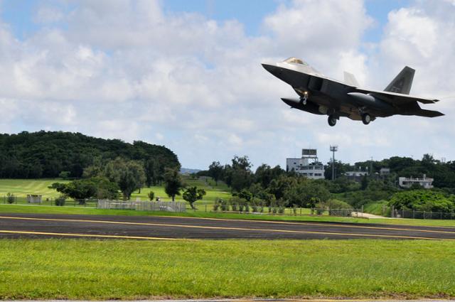 미군의 F-22 전투기가 오키나와의 가데나 공군기지에 착륙하고 있다. 가데나 공군기지 홈페이지 캡처