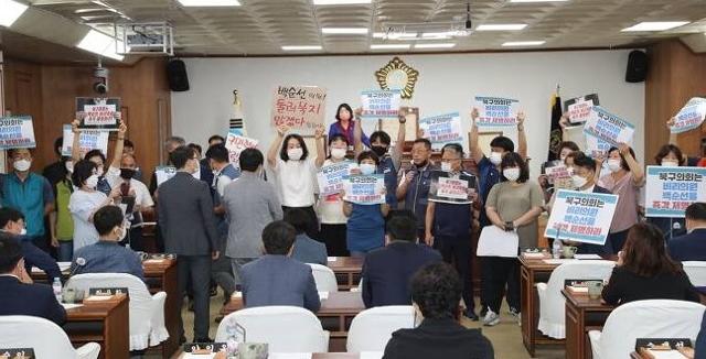 지난 7월 2일 오전 광주 북구의회에서 공무원노조원들과 시민사회단체 회원 등이 비위를 저지른 의원의 제명을 요구하기 위해 회의 시작 전 본회의장으로 진입해 입장을 밝히고 있다. 연합뉴스