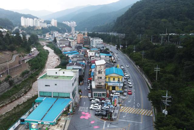 정선 고한읍 고한18리 일대. 마을호텔18번가를 중심으로 골목 전체가 호텔 부대시설처럼 깔끔하게 단장하고 있다.