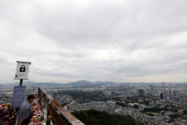 제9호 태풍 '마이삭'이 북상하고 있는 1일 오후 서울 남산에서 바라본 서울 도심이 구름에 뒤덮여 있다. 뉴스1