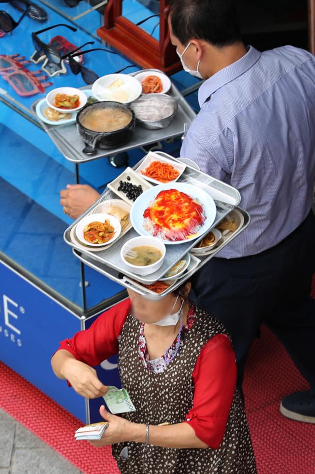 1일 서울 중구 남대문시장 주변 식당 종업원들이 점심식사 배달을 하고 있다. 최근 남대문 상인들은 점심값을 절약하기 위해 집에서 준비한 도시락 또는 편의점 도시락을 먹는다고 한다. 뉴시스