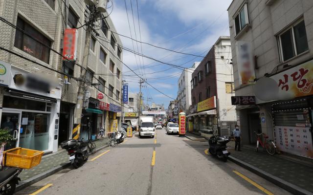 1일 오후 서울 성북구 사랑제일교회 인근 거리가 한산한 모습을 보이고 있다. 31일 낮 12시 기준, 서울 성북구 장위동 소재 사랑제일교회(담임목사 전광훈) 관련 신종 코로나바이러스 감염증(코로나19) 확진자가 총 1056명을 기록한 가운데 인근 소상공인들이 교회를 상대로 손해배상청구 소송에 나섰다. 이들은 오는 10일 이후 손해배상액을 산정할 방침이다. 뉴스1