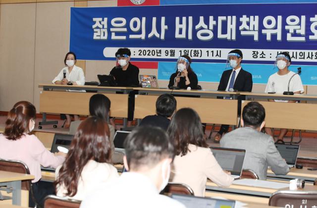 1일 오전 서울 영등포구 서울특별시의사회에서 열린 젊은의사 비상대책위원회 출범식에서 비대위원장을 맡은 박지현 대한전공의협의회 비대위원장(왼쪽 셋째)이 기자들의 질문에 답하고 있다. 왼쪽 둘째부터 조승현 대한 의과대학교 의학전문대학원 학생협회 회장, 박 위원장, 김지성 전임의 비상대책위 위원장. 뉴스1