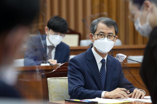 이흥구 대법관 후보자가 2일 국회에서 열린 인사청문회에 출석, 의원 질문에 답변하고 있다. 연합뉴스