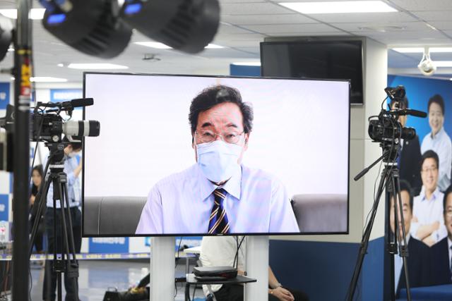 이낙연 더불어민주당 대표가 지난달 29일 서울 영등포구 여의도 중앙당사에서 열린 전당대회에서 녹화 영상을 통해 정견 발표를 하고 있다. 이 대표는 코로나19 밀접 접촉자로 분류, 같은 달 31일까지 자가격리중이라 이날 전당대회에 불참했다. 뉴스1