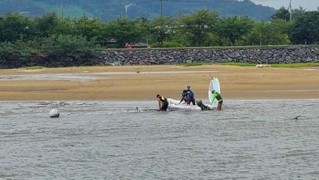 여수해경이 태풍특보 속 윈드서핑한 50대 남성을 적발하고 있다.