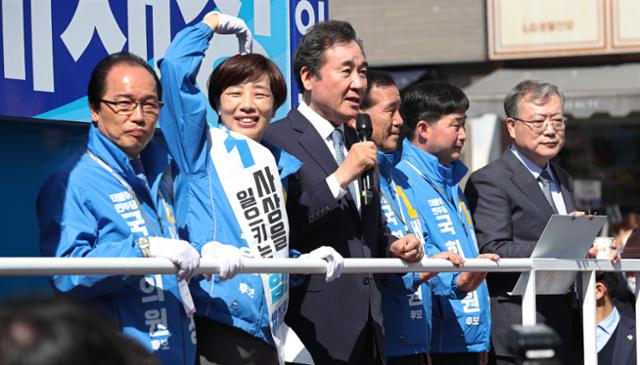 더불어민주당 이낙연 상임공동선대위원장이 2020년 4월 8일 부산 사상구 주례역 앞에서 부산 사상구 배재정 후보(왼쪽 두번째)를 지원 유세하고 있다. 부산=연합뉴스