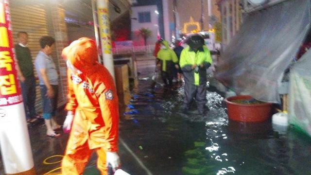 2일 오후 전남 여수시 교동 수산시장에서 역류로 침수피해가 발생해 소방대원들이 배수 지원을 하고 있다. 전남소방본부 제공