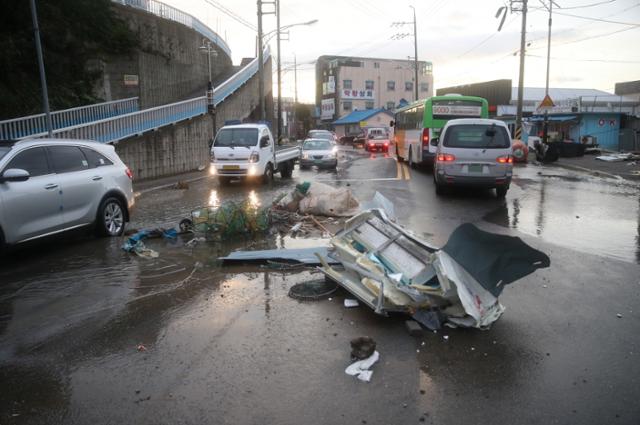 제9호 태풍 마이삭이 지나간 3일 오전 경북 포항 구룡포 모습. 이번 태풍으로 구룡포에는 최대순간풍속 시속 161㎞ 강풍이 불었다. 포항시 제공