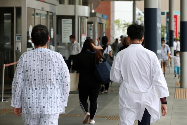 정부의 의대정원 확대 등 보건의료 정책에 반대하는 의료계가 집단휴진 중인 3일 오전 서울 종로구 서울대병원에서 한 의료진이 발걸음을 옮기고 있다. 뉴스1