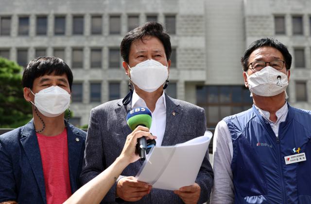 3일 서울 서초구 대법원에서 열리는 전원합의체에 앞서 권정오 전교조 위원장이 입장발표를 하고 있다. 이날 대법원 전원합의체는 이날 전국교직원노동조합(전교조) 법외노조 처분을 적법하다고 판결한 원심을 깨고 사건을 서울중앙지검으로 돌려보냈다. 연합뉴스