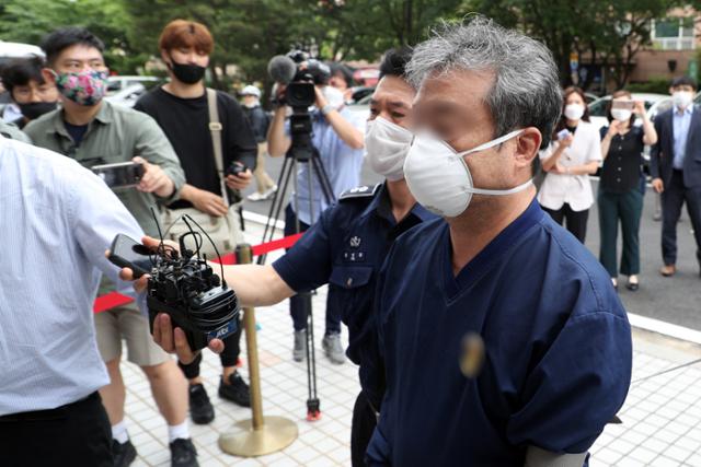 이강세 스타모빌리티 대표가 6월 19일 오전 서울 양천구 서울남부지방법원에서 열린 구속 전 피의자심문(영장실질심사)에 출석하고 있다. 이 대표는 ‘라임의 전주’ 김봉현 전 스타모빌리티 회장과 정치권을 연결해줬다는 의혹 받고 있다. 뉴스1