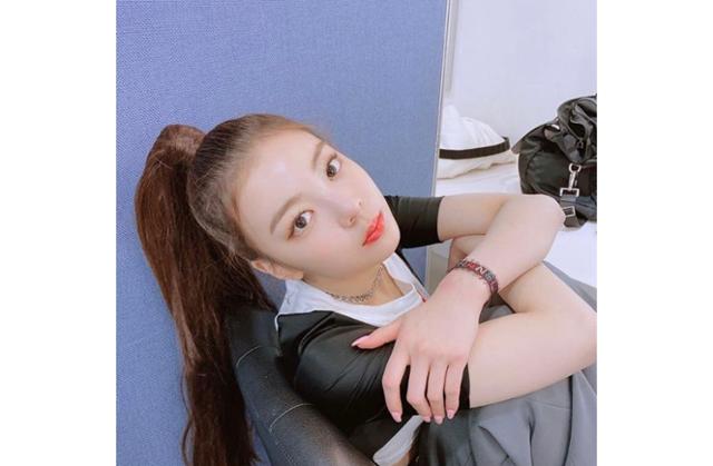 리아가 옷에 대해 이야기했다. ITZY 공식 SNS 제공