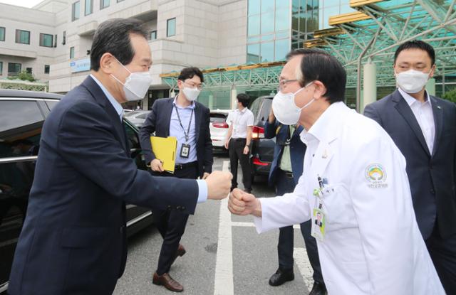 정세균(왼쪽) 국무총리가 진료공백 대비 비상진료체계 현장을 점검하기 위해 2일 오후 대전 대덕구 대전보훈병원을 방문해 송시헌 병원장과 주먹인사를 하고 있다. 대전= 뉴스1