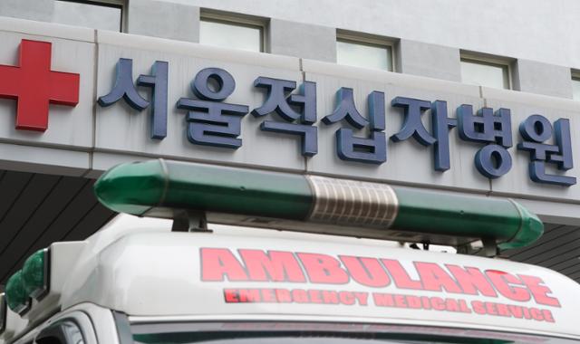 신종 코로나바이러스 감염증(코로나19) 전담 병원으로 운영 중인 서울 종로구 서울적십자병원. 뉴스1