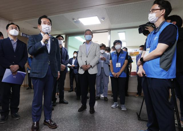 정세균 국무총리가 5일 오전 서울 노원구 한국전력공사 인재개발원에 마련된 생활치료센터를 방문해 운영 현황을 보고 받은 뒤 인사말을 하고 있다. 연합뉴스